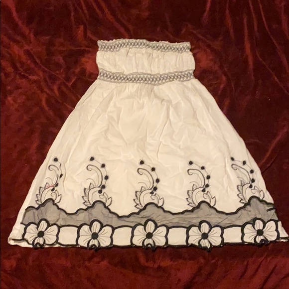 Sleeveless White Dress - Picture 1 of 5